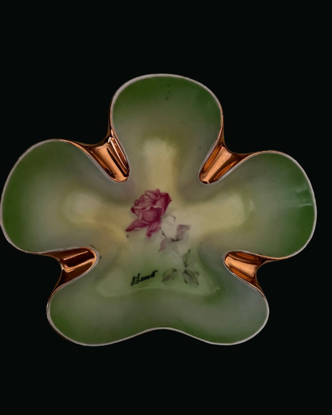 Clover-shaped porcelain ashtray and cigarette rest