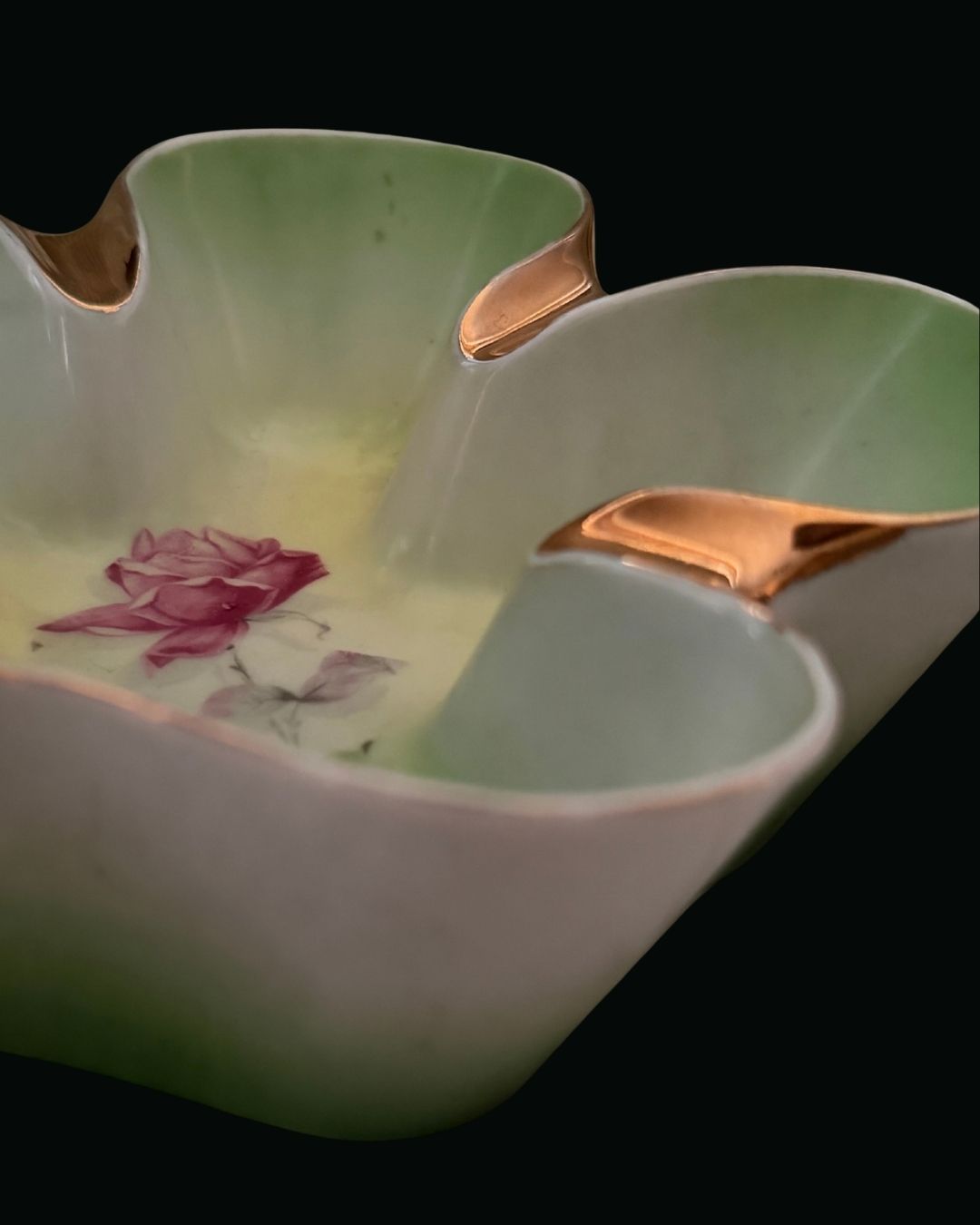 Clover-shaped porcelain ashtray and cigarette rest