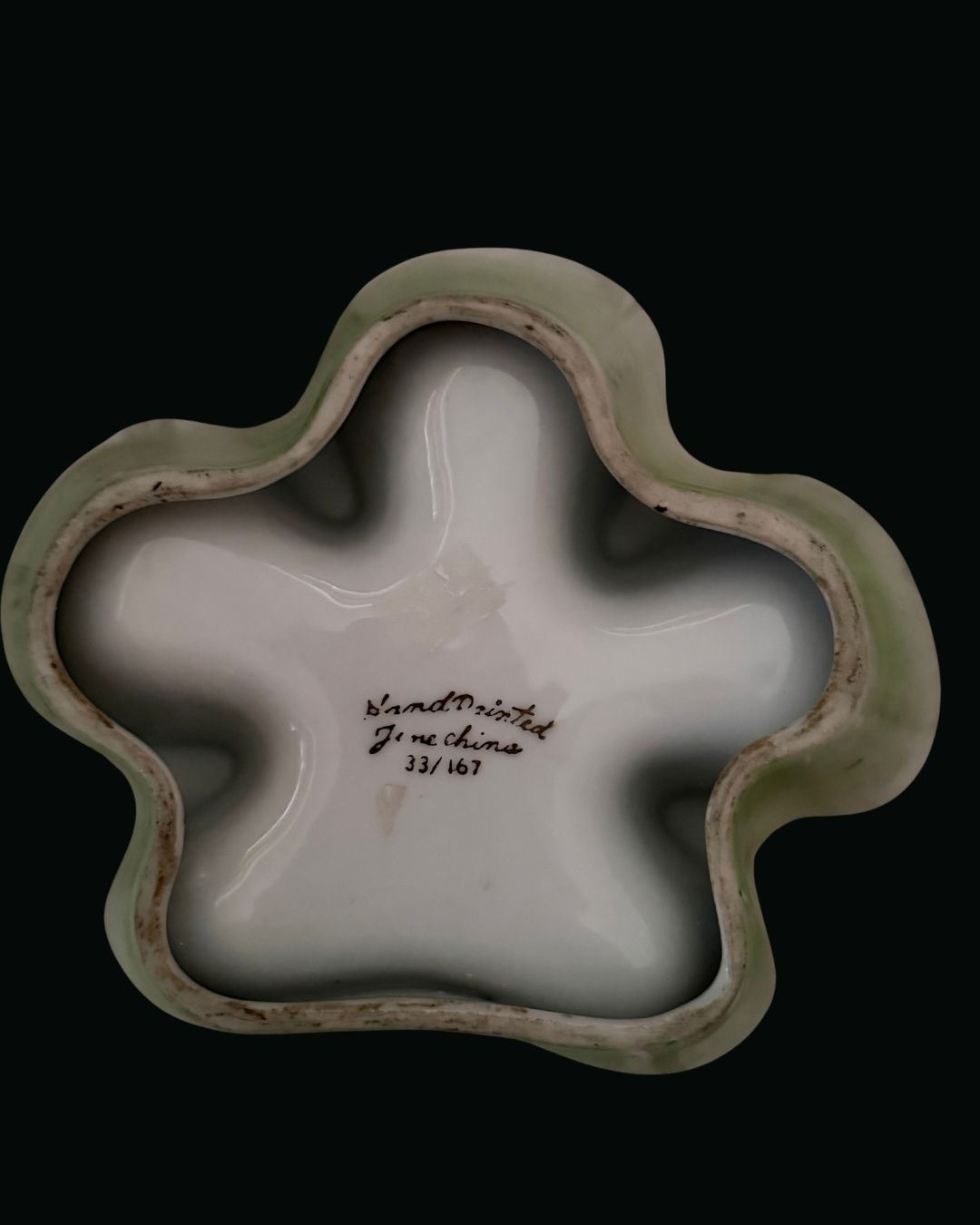 Clover-shaped porcelain ashtray and cigarette rest