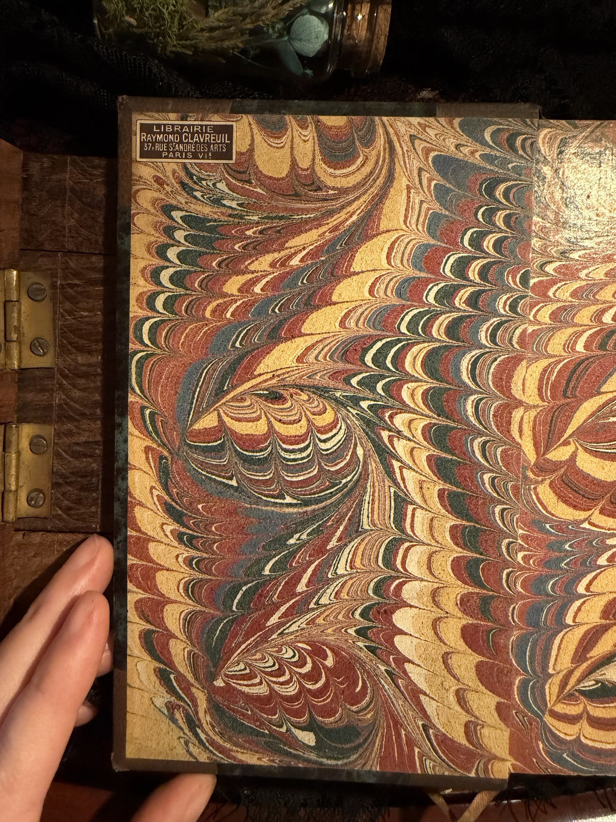 Marbled endpaper of the Siege de Montauban with a small bookseller's ticket at the top corner, IM-0049