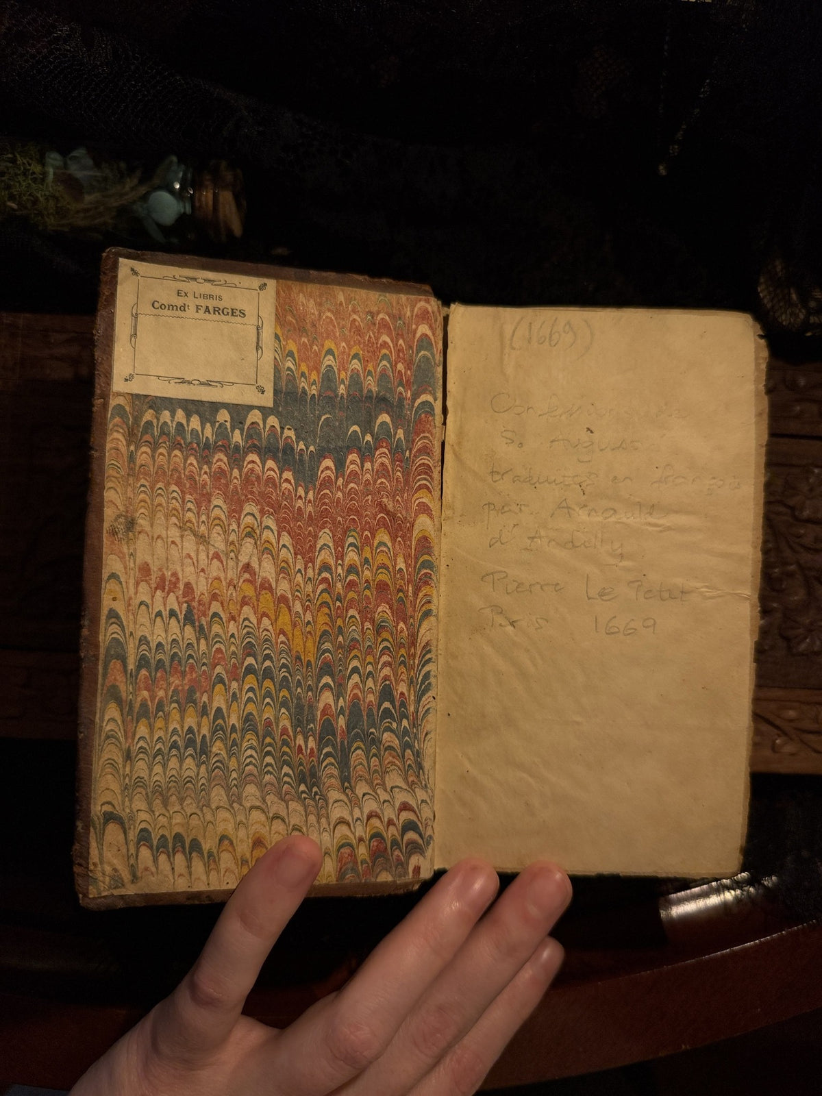 Marbled paste-down with a small printed label facing a free endpaper with an ink inscription, IM-0050