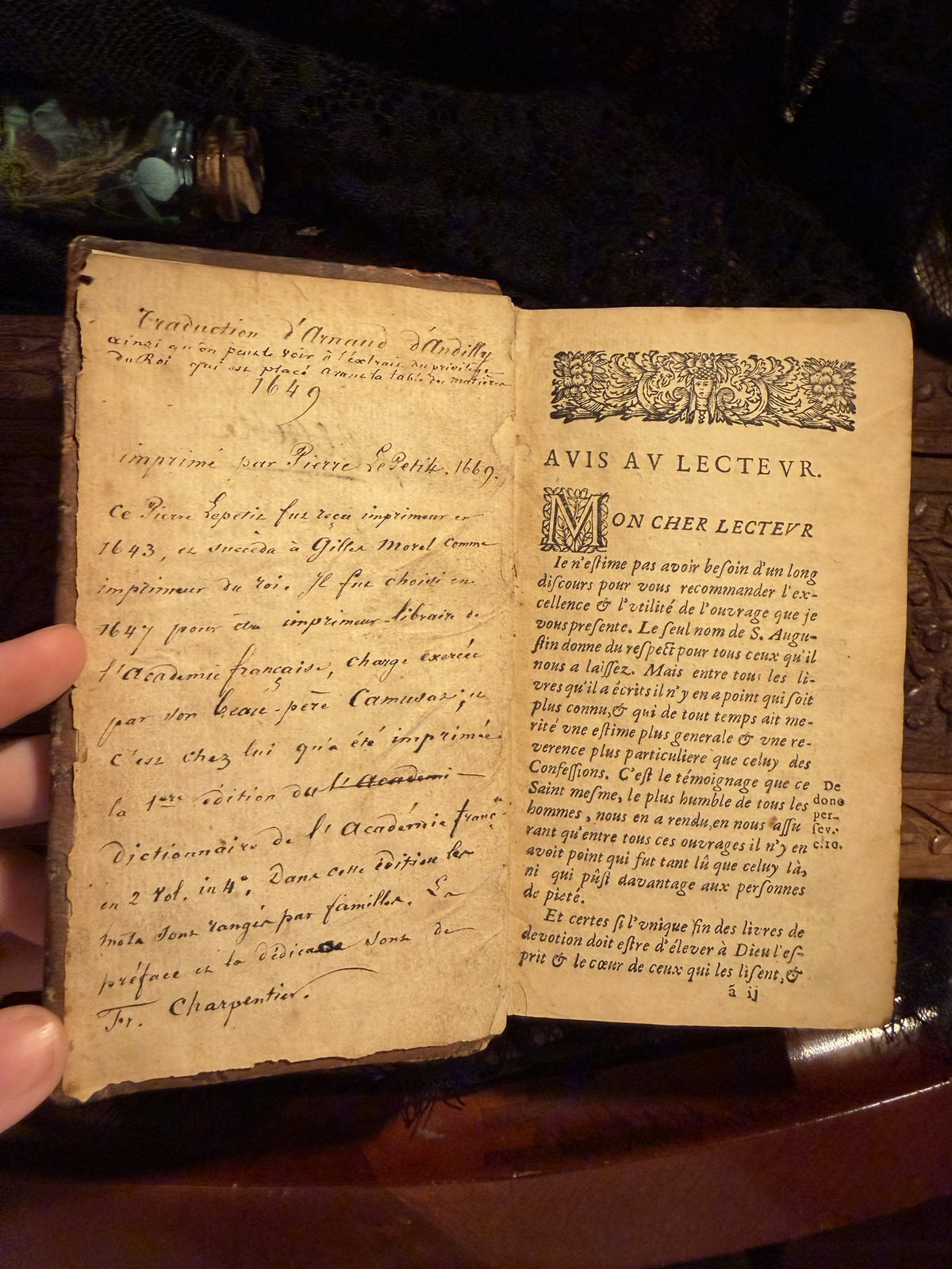 Handwritten note facing the printed Avis au Lecteur of Les Confessions de S. Augustin, IM-0050