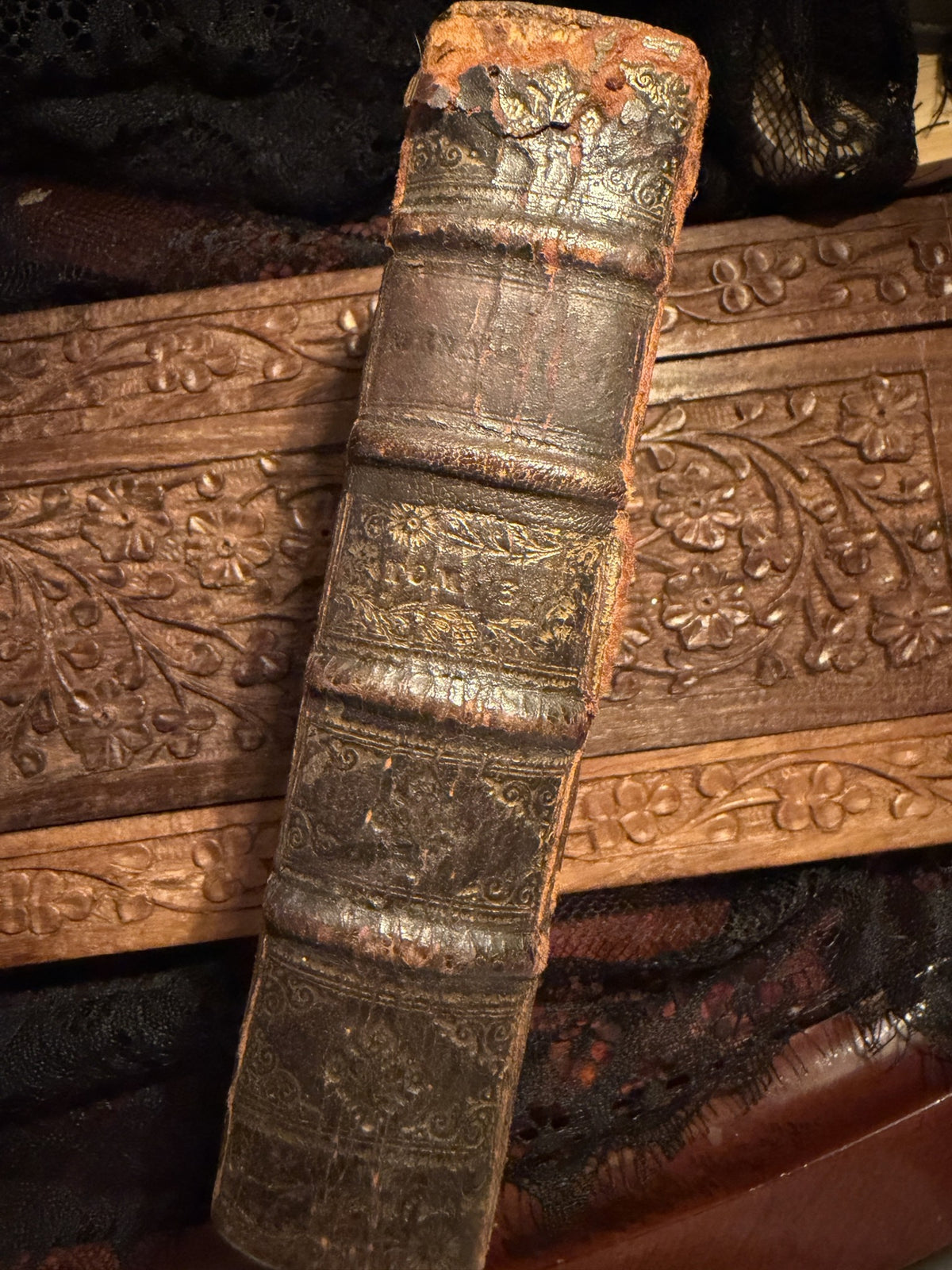 Spine of Menagiana Tome III, gilt tooled calf with the headcap worn away, IM-0051