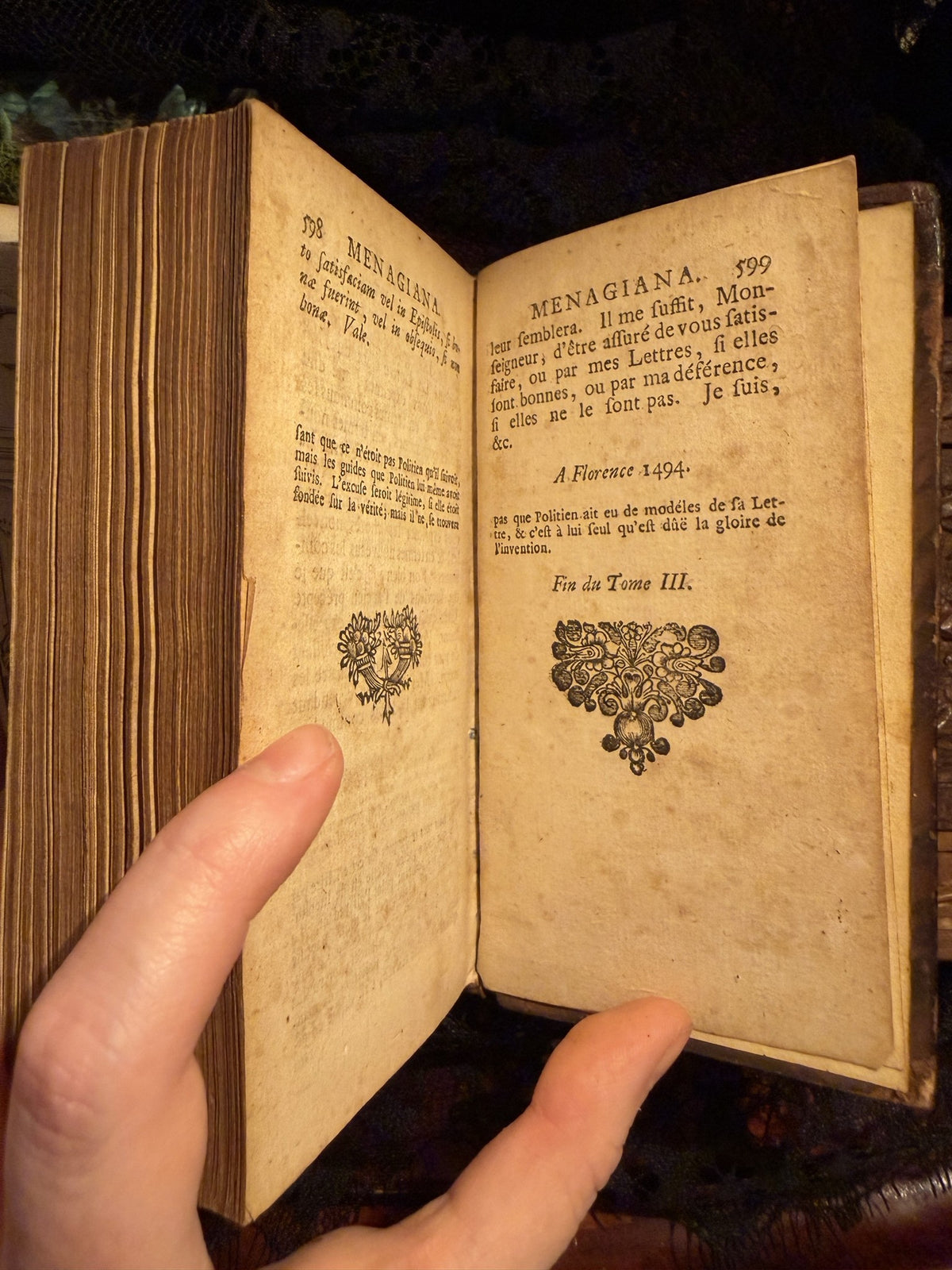 Final leaf of Menagiana Tome III ending at page 399 with a printed flower ornament, IM-0051