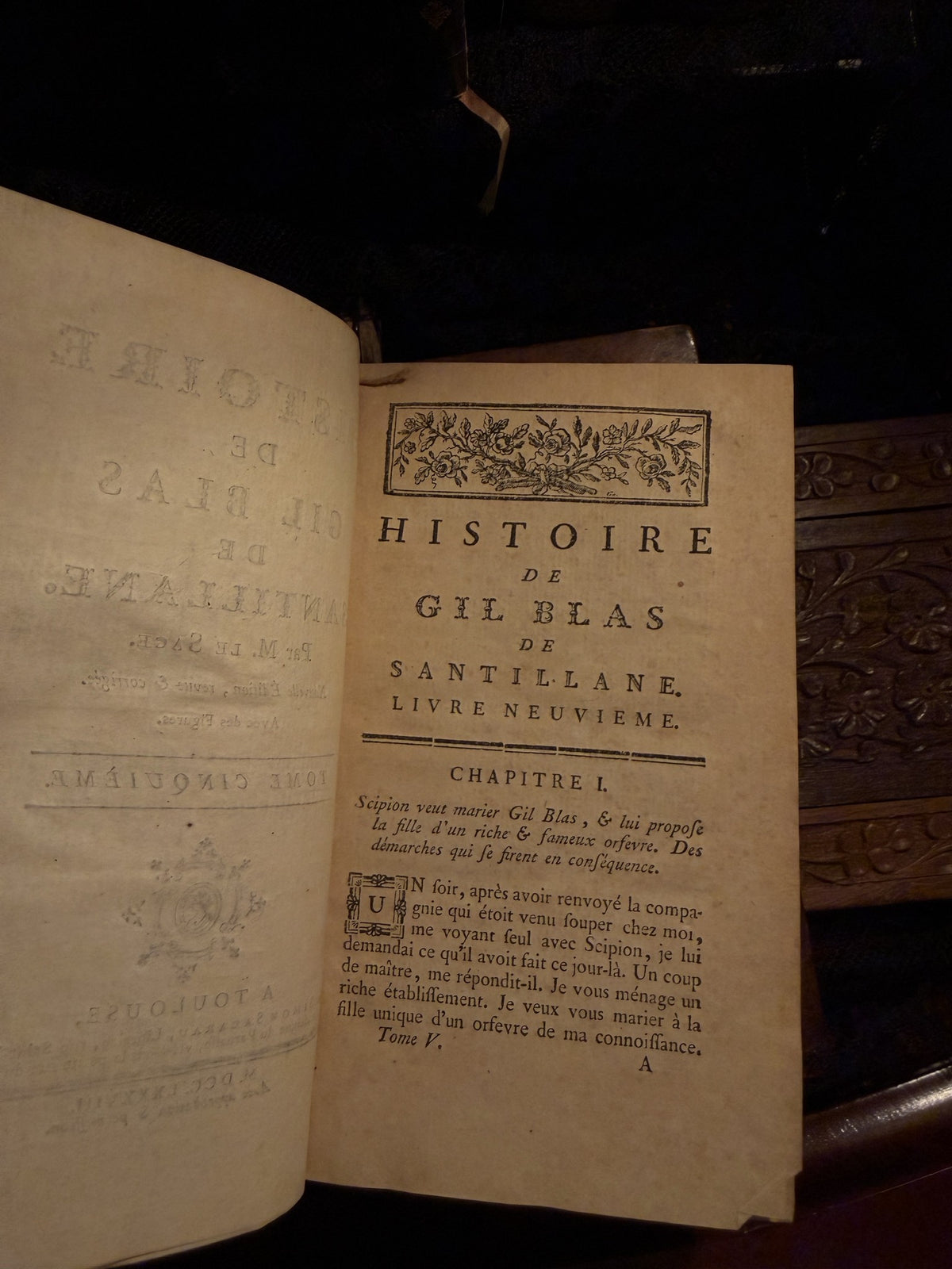 Opening of Livre Neuvieme of Gil Blas with woodcut headpiece and drop capital, IM-0054